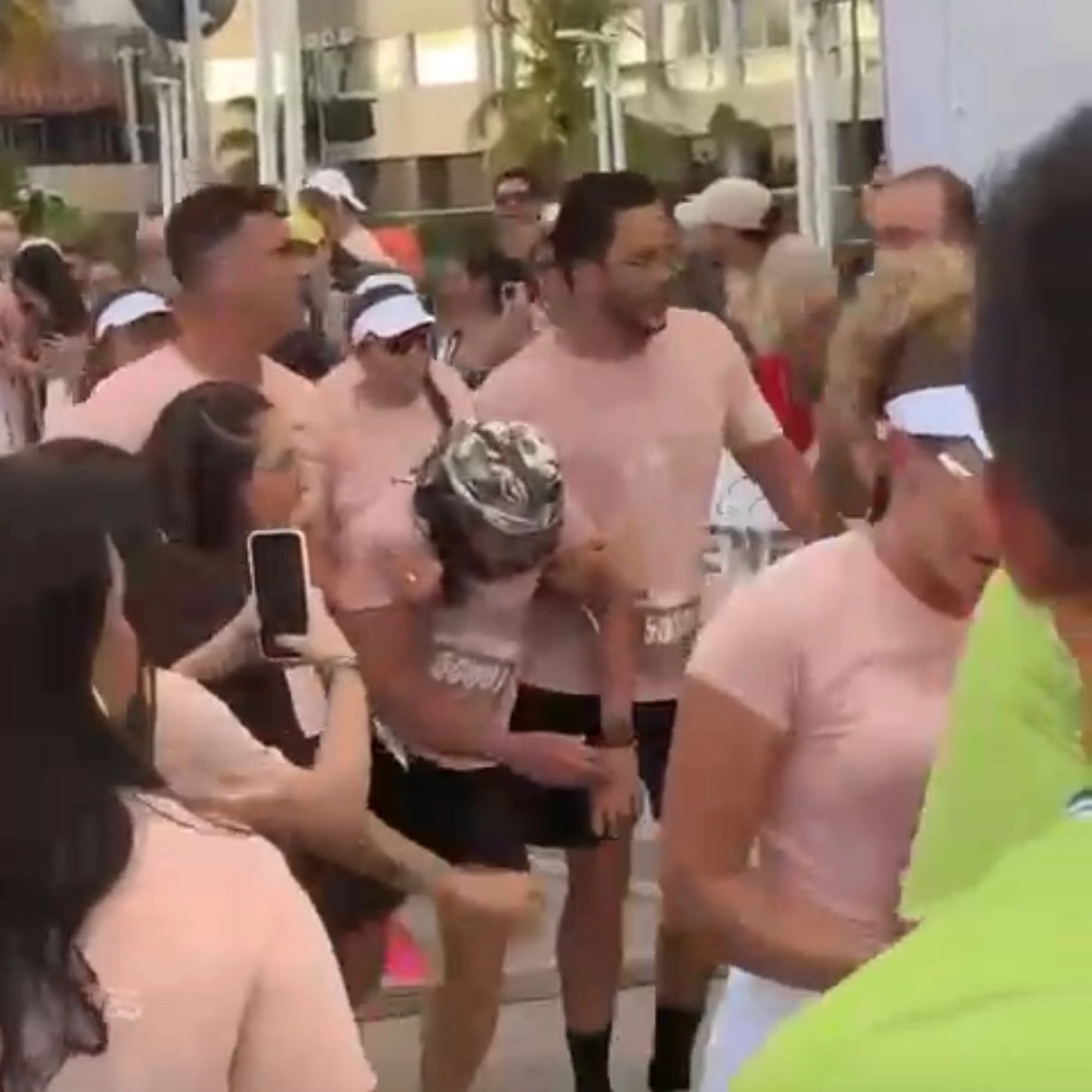 Assista: Bell Marques passa mal durante corrida em Fortaleza