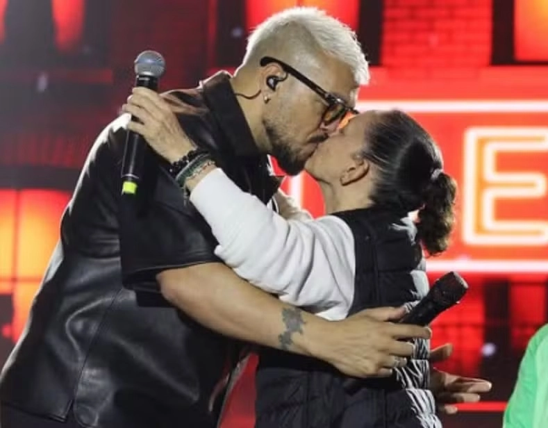 Prefeita beija cantor Belo durante show de São João na Bahia