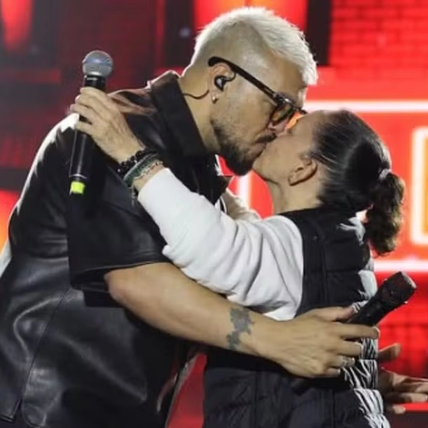 Prefeita beija cantor Belo durante show de São João na Bahia