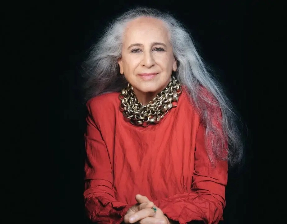 Maria Bethânia estreia turnê de 60 anos com canção inédita de Rita Lee