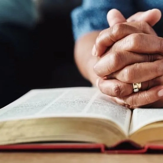 Prefeito sanciona lei que autoriza uso da Bíblia em escolas de Feira de Santana