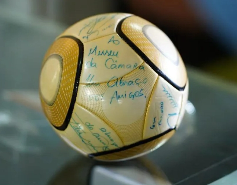 Réu que furtou bola autografada por Neymar no 8 de janeiro pode pegar 17 anos de prisão