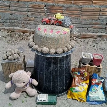 Menino de dois anos tem festa de aniversário com doces e bolo de areia; video viralizou nas redes sociais