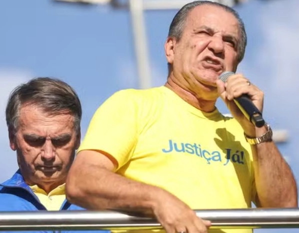 PF indicia Jair e Eduardo Bolsonaro por coação na ação penal do golpe e faz buscas contra Silas Malafaia