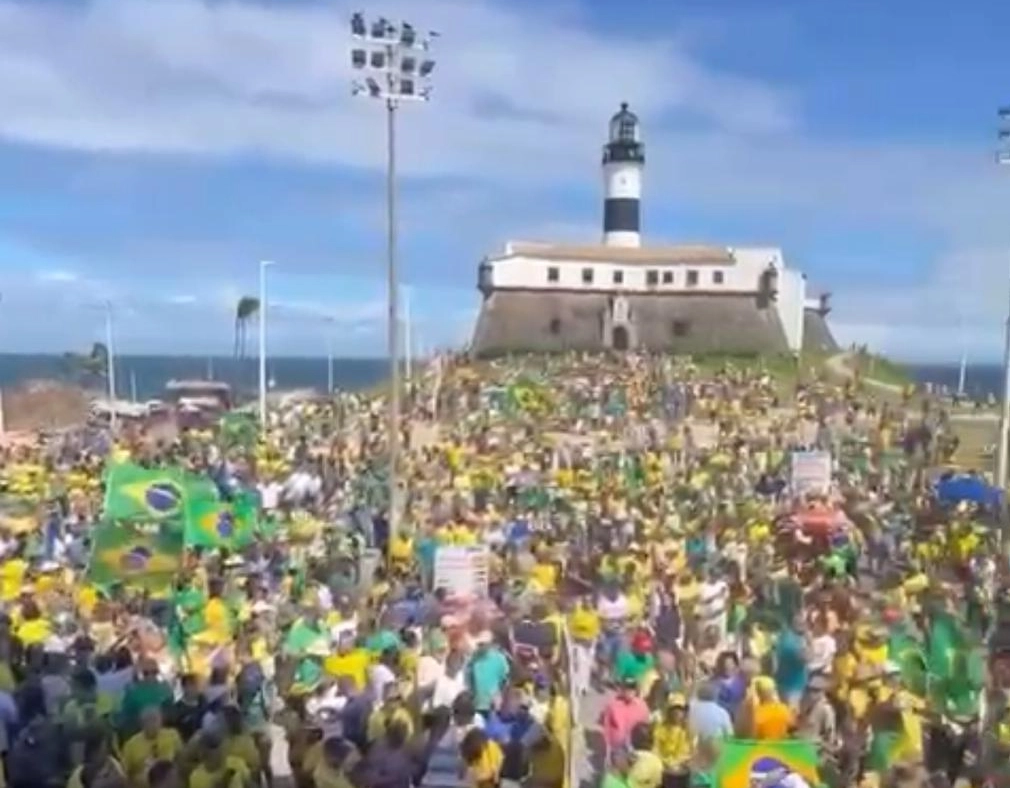 Apoiadores de Bolsonaro se reúnem em Salvador para manifestação 'Reaja, Brasil'