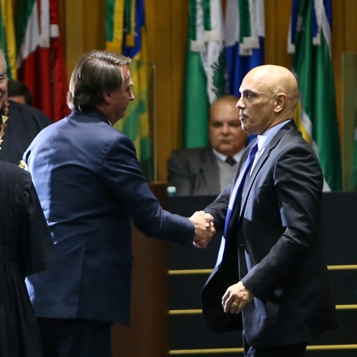 Alexandre de Moraes diz, em decisão, que 'ousadia criminosa' de Jair e Eduardo Bolsonaro parece 'não ter limites'