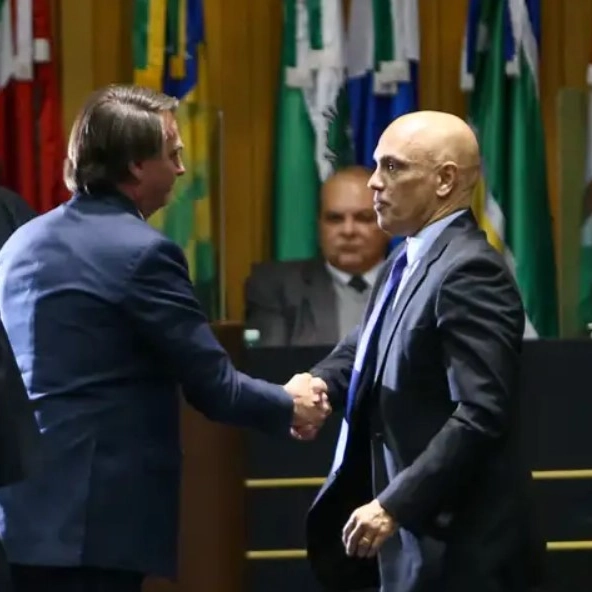 Bolsonaro pede afastamento de Moraes de inquérito sobre golpe