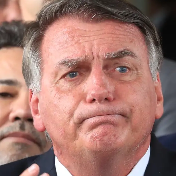 Preso, Bolsonaro queria fugir do país após 'cortina de fumaça' provocada por Flávio; veja decisão de Alexandre de Moraes