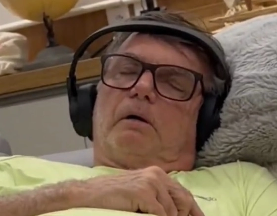 Carlos divulga vídeo de Bolsonaro tendo crise de soluço e crava: 'Tragédia anunciada'