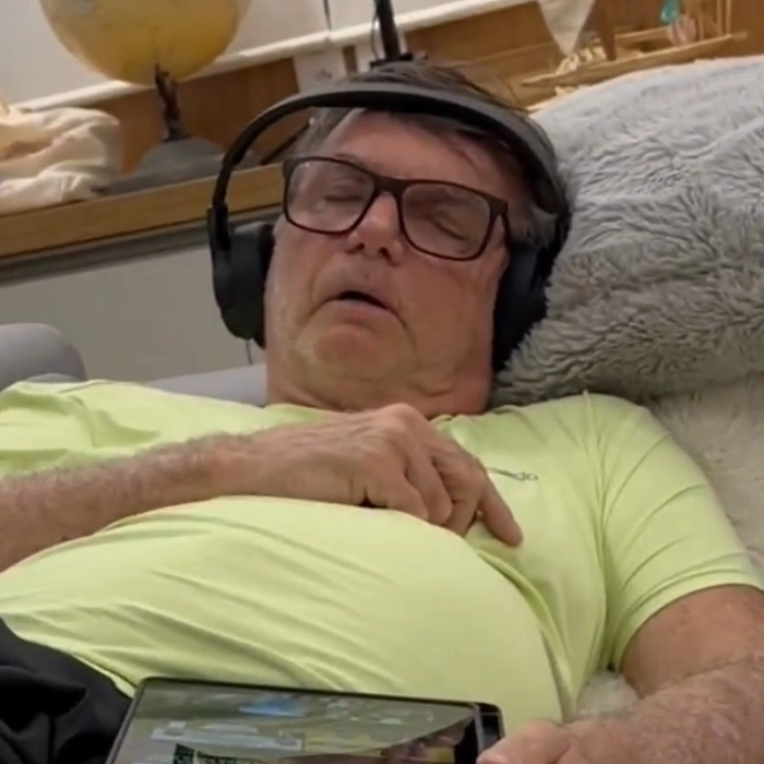 Carlos divulga vídeo de Bolsonaro tendo crise de soluço e crava: 'Tragédia anunciada'