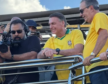 Bolsonaro descumpre orientação médica e sobe em trio no ato por anistia