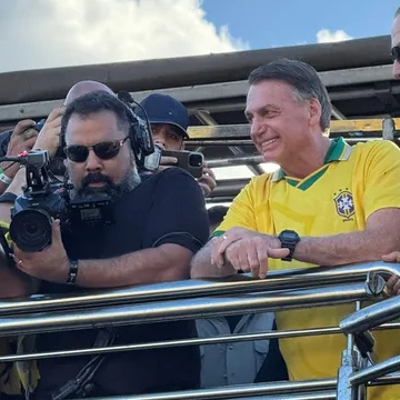 Bolsonaro descumpre orientação médica e sobe em trio no ato por anistia