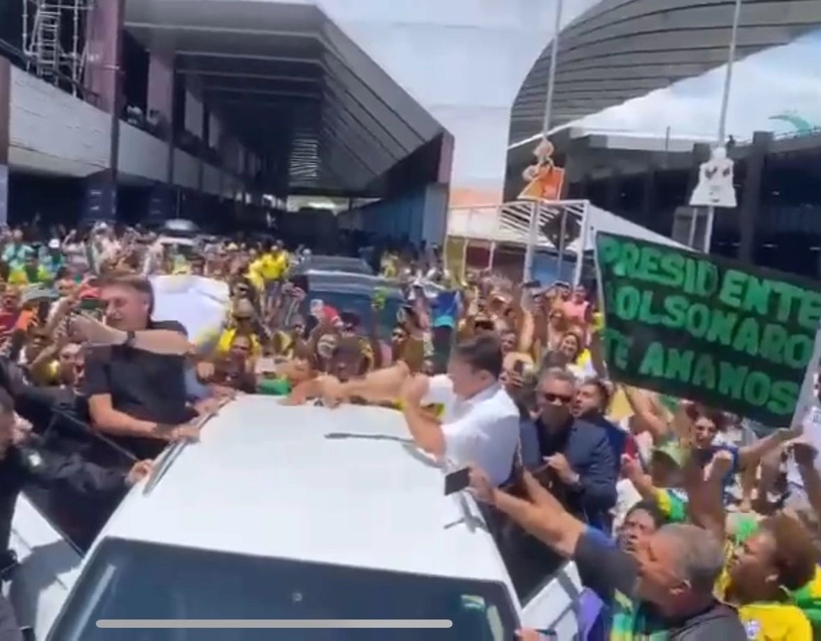 Bolsonaro desembarca em Salvador e é recebido por multidão