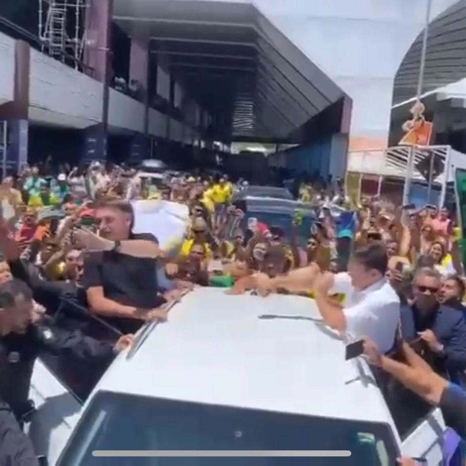 Bolsonaro desembarca em Salvador e é recebido por multidão