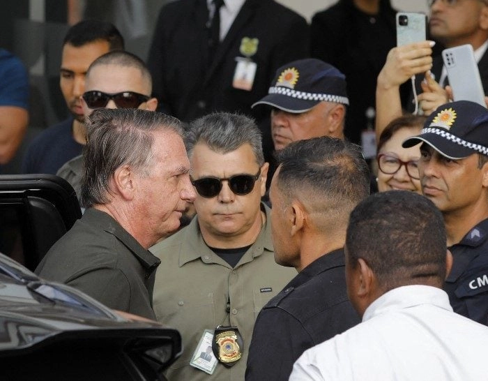 Bolsonaro deixa prisão domiciliar e é levado ao hospital em Brasília após crise de pressão