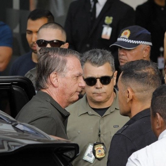 Bolsonaro deixa prisão domiciliar e é levado ao hospital em Brasília após crise de pressão