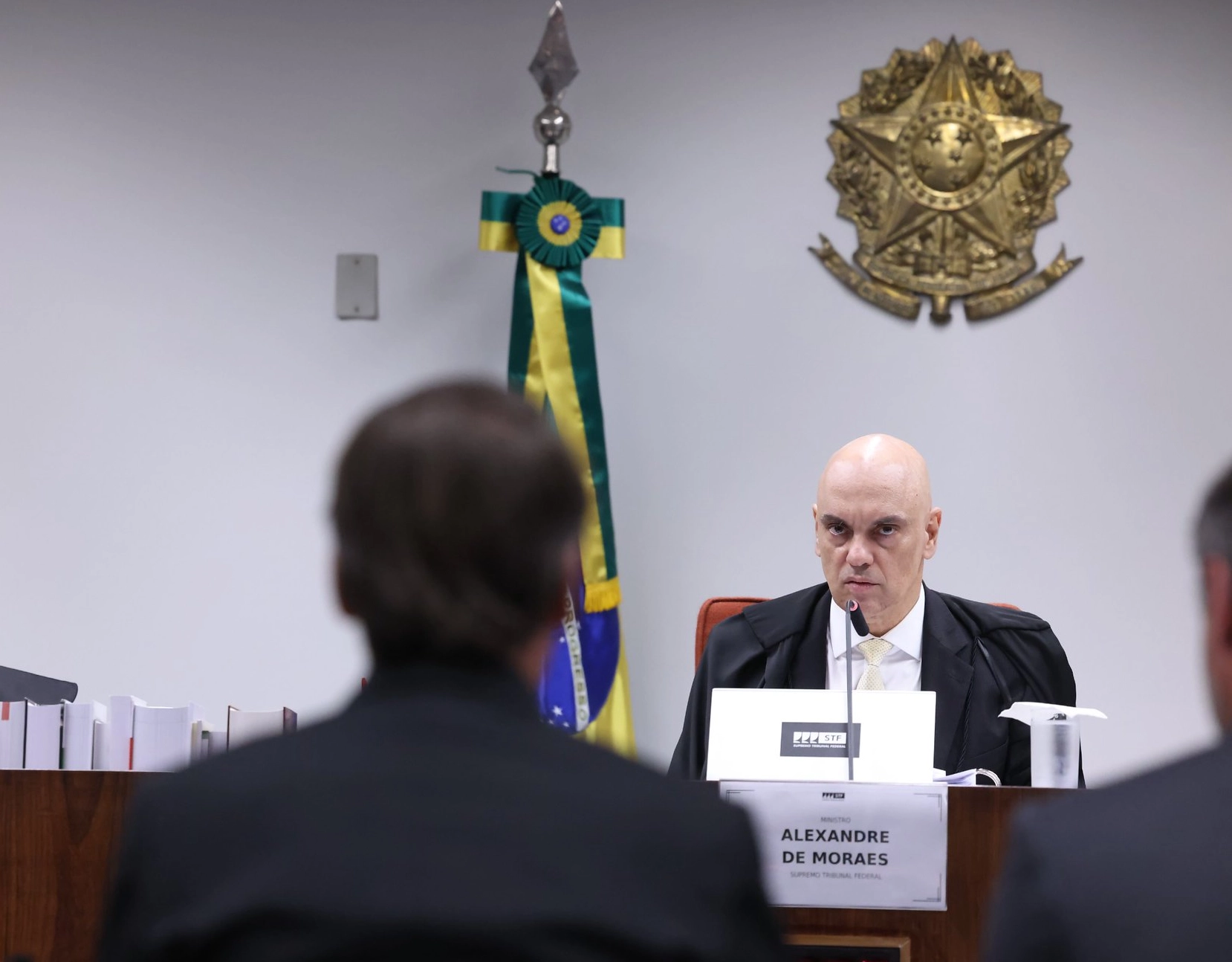 Alexandre de Moraes desiste de prender Bolsonaro mas mantém tornozeleira e restrições
