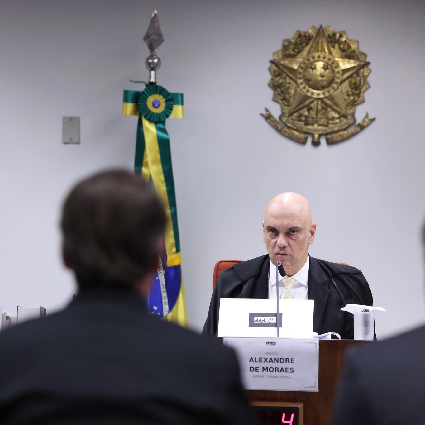 Alexandre de Moraes desiste de prender Bolsonaro mas mantém tornozeleira e restrições
