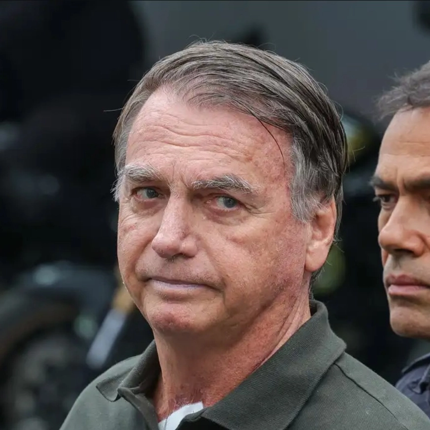 Bolsonaro deixa sede da PF e é internado para cirurgia de hérnia