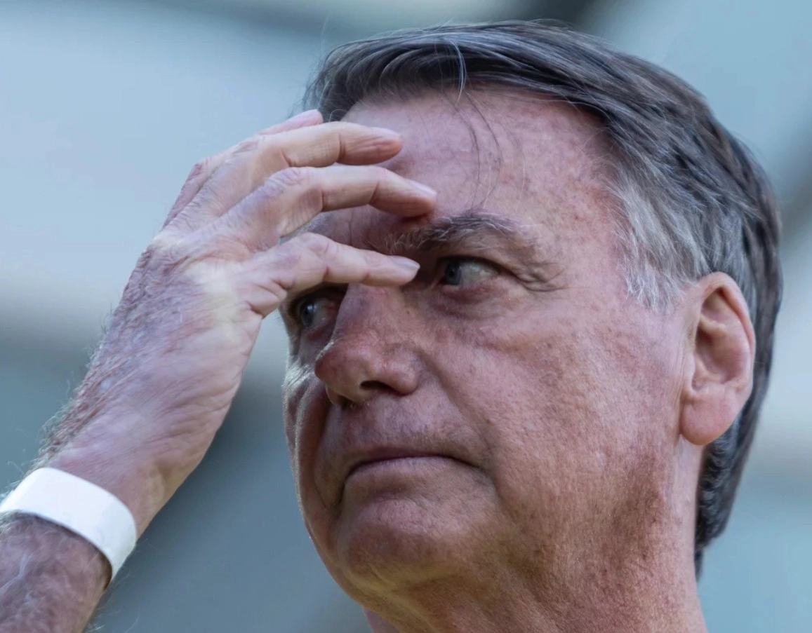 Médico diz que Bolsonaro caiu ao tentar caminhar em cela da PF e descarta convulsão