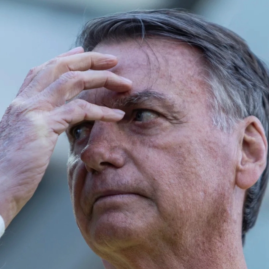 Médico diz que Bolsonaro caiu ao tentar caminhar em cela da PF e descarta convulsão