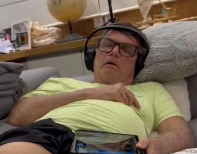 Carlos Bolsonaro divulga vídeo de crise de soluços do pai: 'risco real e imediato à sua vida'