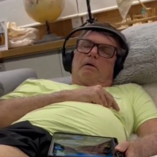 Carlos Bolsonaro divulga vídeo de crise de soluços do pai: 'risco real e imediato à sua vida'