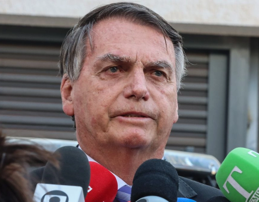 Bolsonaro admite envio de R$ 2 milhões para Eduardo nos EUA: 'Dinheiro limpo, via PIX'