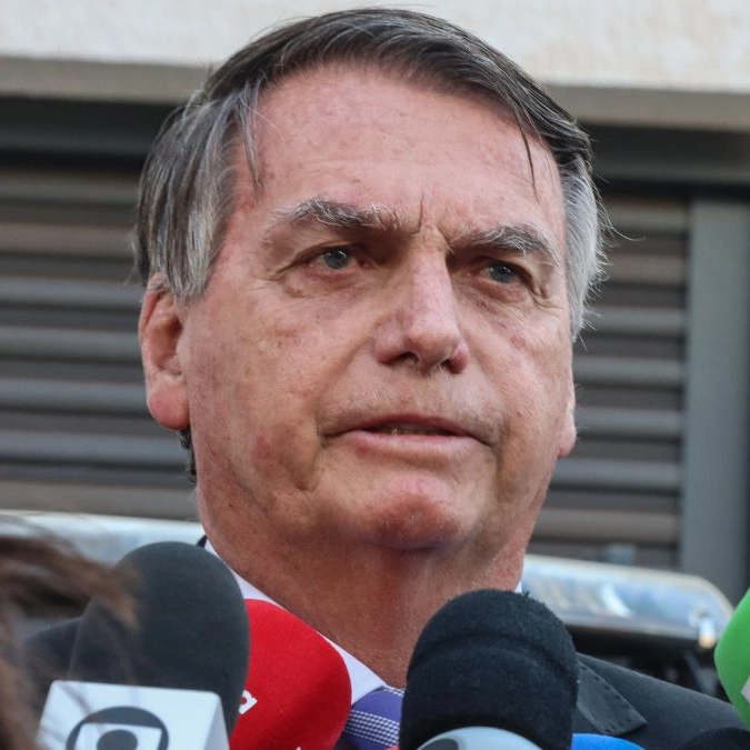 Bolsonaro admite envio de R$ 2 milhões para Eduardo nos EUA: 'Dinheiro limpo, via PIX'