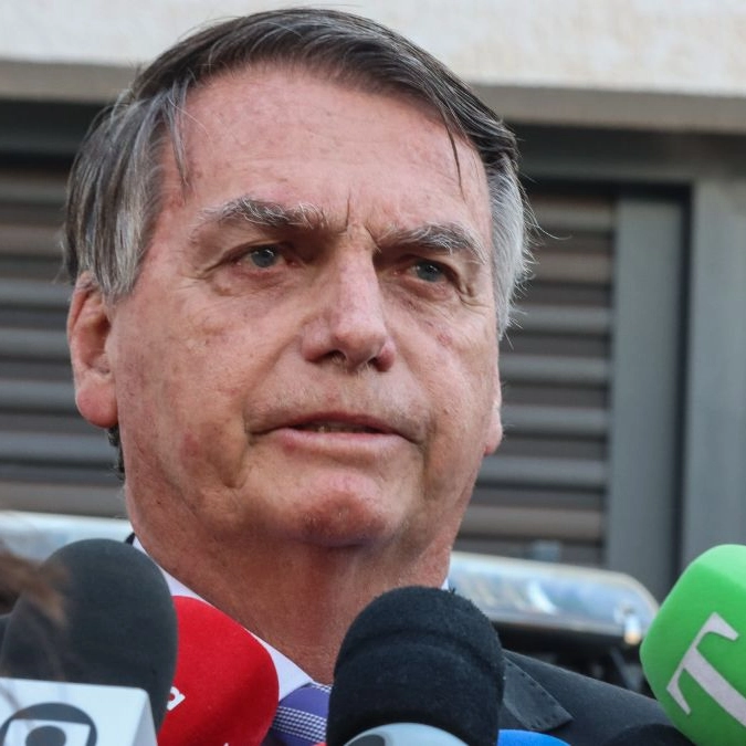 Bolsonaro passará a noite internado após crise de pressão baixa