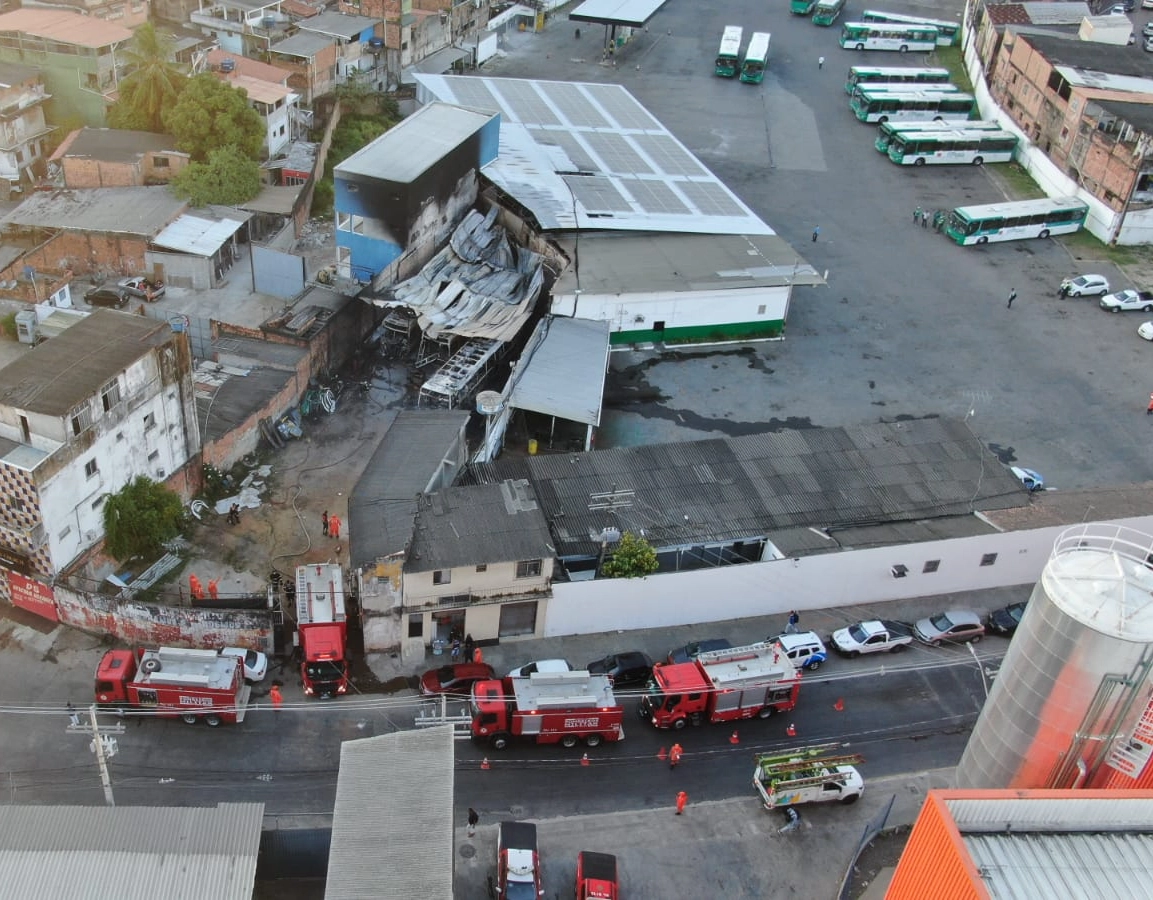 Incêndio atinge galpão ao lado de garagem da OT Trans em Salvador; ônibus ficam queimados