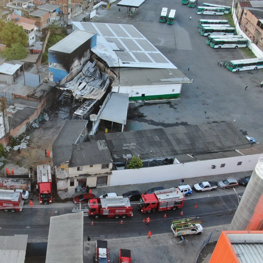 Incêndio atinge galpão ao lado de garagem da OT Trans em Salvador; ônibus ficam queimados