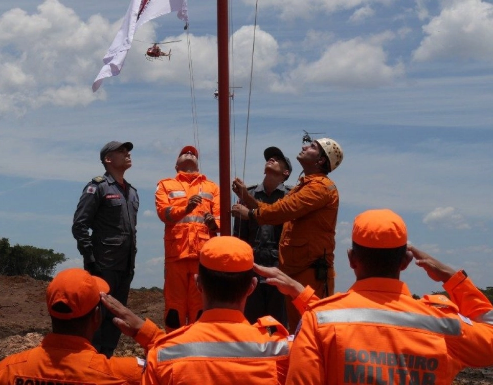 Helicóptero dos Bombeiros cai em Minas Gerais