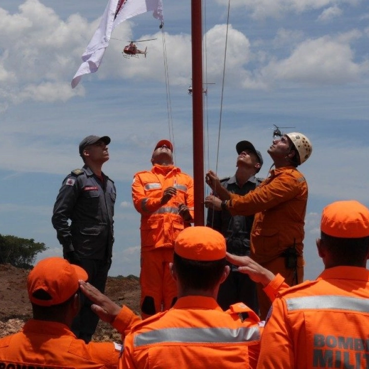 Helicóptero dos Bombeiros cai em Minas Gerais