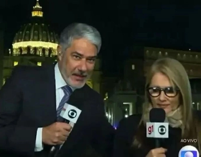 Vídeo: Ilze Scampirini 'foge' de abraço de William Bonner em entrada ao vivo no Jornal Nacional
