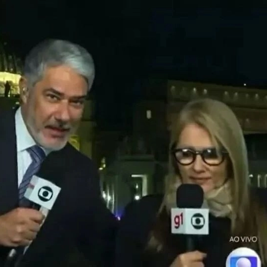 Vídeo: Ilze Scampirini 'foge' de abraço de William Bonner em entrada ao vivo no Jornal Nacional