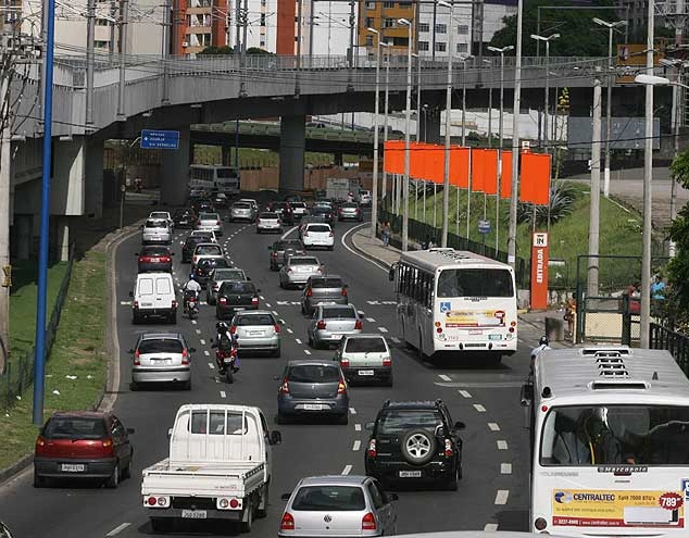 Corpo enrolado em lona é abandonado na Av. Bonocô