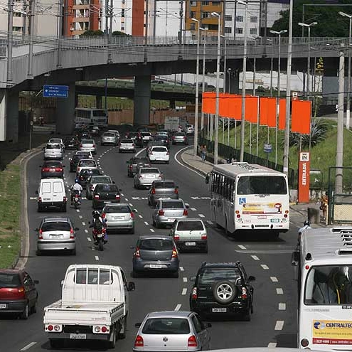 Corpo enrolado em lona é abandonado na Av. Bonocô