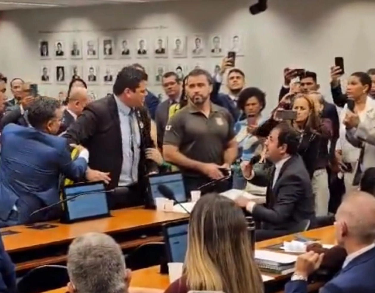 Vídeo: Câmara de deputados faz homenagem a Musk e termina em confusão