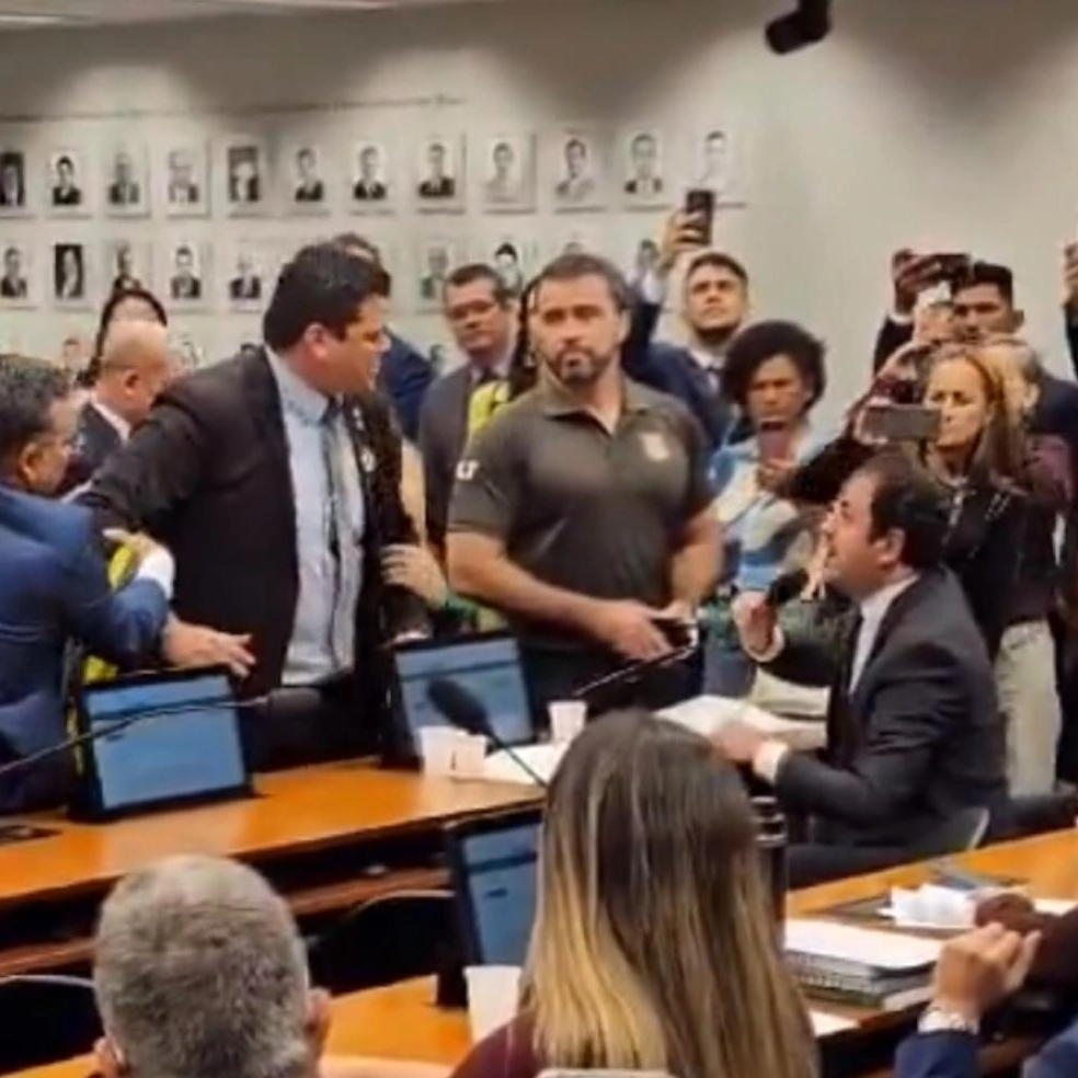 Vídeo: Câmara de deputados faz homenagem a Musk e termina em confusão