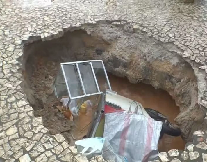 Calçada cede na AV.Centenário e quatro pessoas ficam feridas