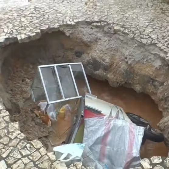 Calçada cede na AV.Centenário e quatro pessoas ficam feridas