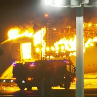 Aviões pegam fogo após colisão em aeroporto no Japão