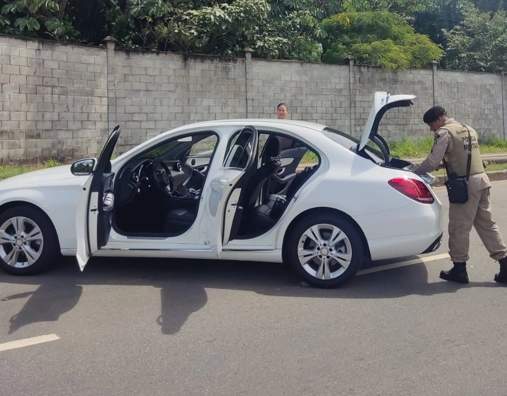 Casal que estava com arma em carro de luxo é preso em Salvador