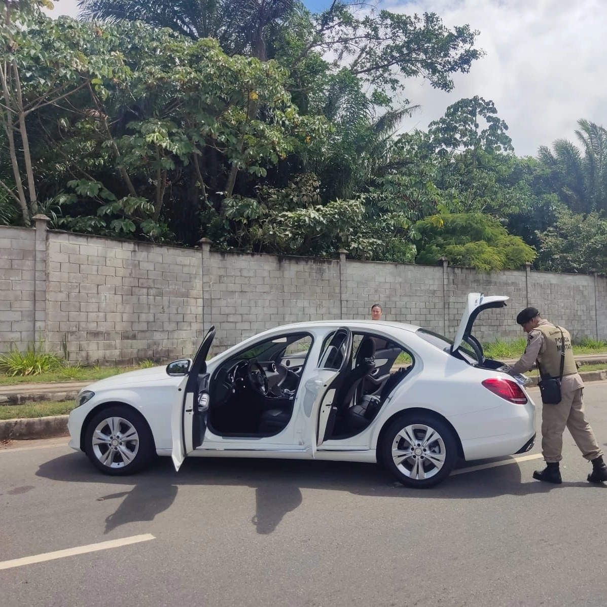 Casal que estava com arma em carro de luxo é preso em Salvador