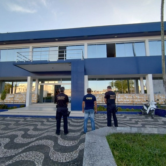 PF investiga fraudes em licitações em Conceição do Jacuípe e vai à casa da prefeita