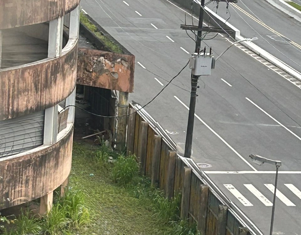 Imóvel onde funcionava Colégio Odorico Tavares, no Corredor da Vitória, tem sido 'depenado' durante madrugadas