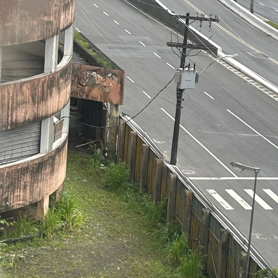 Imóvel onde funcionava Colégio Odorico Tavares, no Corredor da Vitória, tem sido 'depenado' durante madrugadas