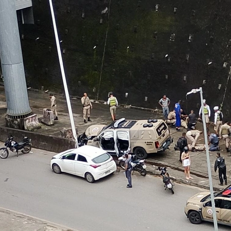 PMs ficam feridos após viatura se chocar contra estrutura de concreto, em Salvador
