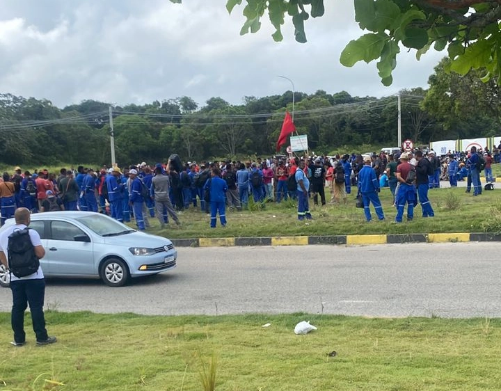 Trabalhadores de fábrica da BYD em Camaçari protestam por melhores condições no emprego